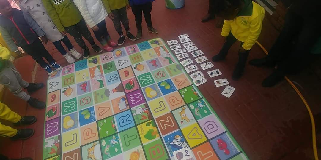 africanjuniors's tweet image. Early education should be incorporated into fun activities Learn and play at same time.