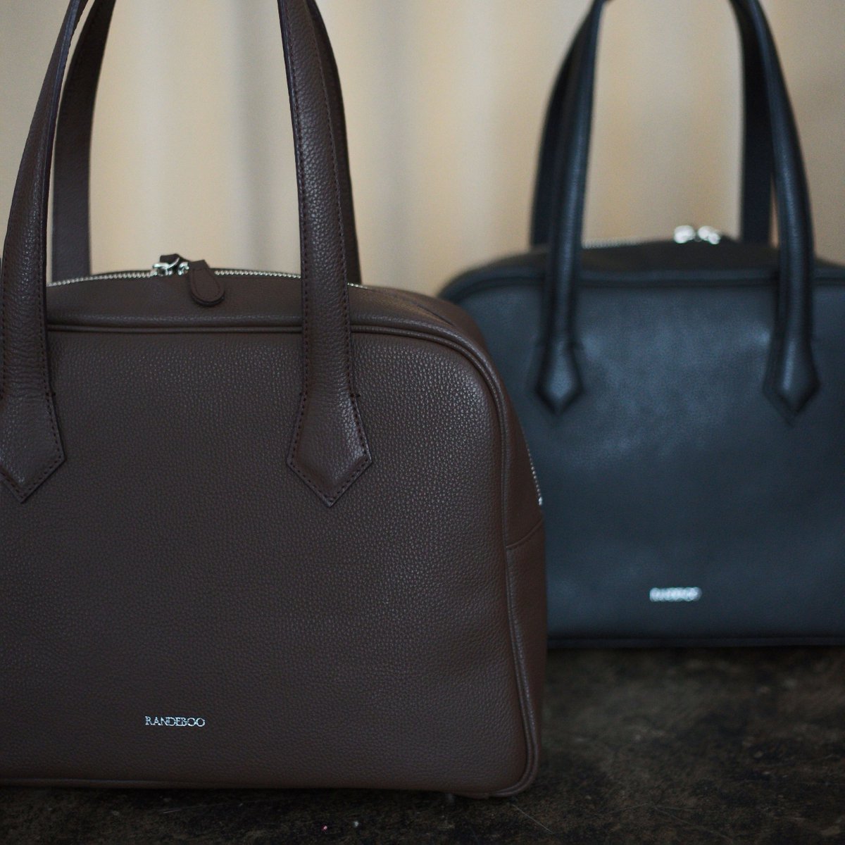 randeboo_offi's tweet photo. 【PICK UP】
RANDEBOO初の本革バッグ"Essential bag"の、特設ページが公開されました。

10月3日12:00より抽選発売となる、注目アイテム。
その開発秘話や魅力を要チェック✔︎

▶︎https://t.co/G9NYBXB34D https://t.co/56Ybg4W9Wl