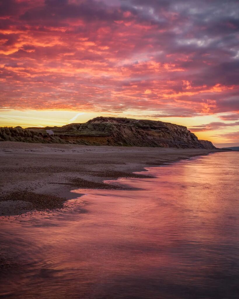 Had a great first dog walk back at the beach yesterday. Bizarrely in the summer I don't usually bother but autumn through to spring it is my favourite place to be. Thankfully the sunrise got the memo and turned up for me 😂

.
#southcoast #visitdorset… instagr.am/p/CiwdjOhj-aR/