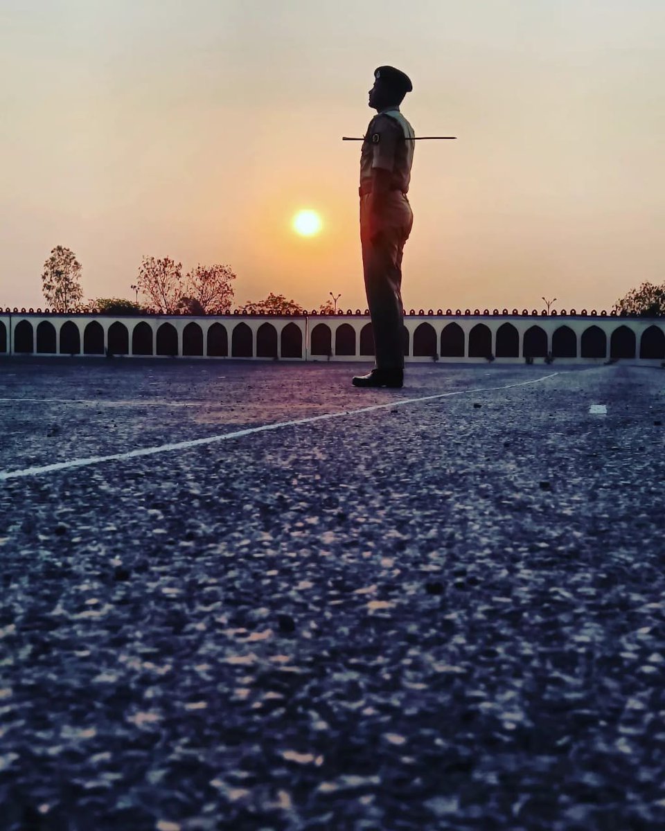 BSF_STCChakur's tweet photo. #PicOfTheDay 📸

"Who you are tomorrow begins
  with what you do today."

सीमा सुरक्षा बल
#जीवनपर्यन्तकर्तव्य
#FirstLineofDefence
#NationFirst https://t.co/O5rylTUap2