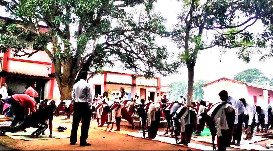 Prashant2411997's tweet photo. 1/2
As a part of series of events in the #PoshanMaah 2022, #THC Communitisation #Gandhifellows from #Lohardaga, Jharkhand organised yoga session at Middle and High school, Jamun toli in Bagdu. More than 200 students participated in yoga and nutritional awareness event. https://t.co/JalUk6hCSA