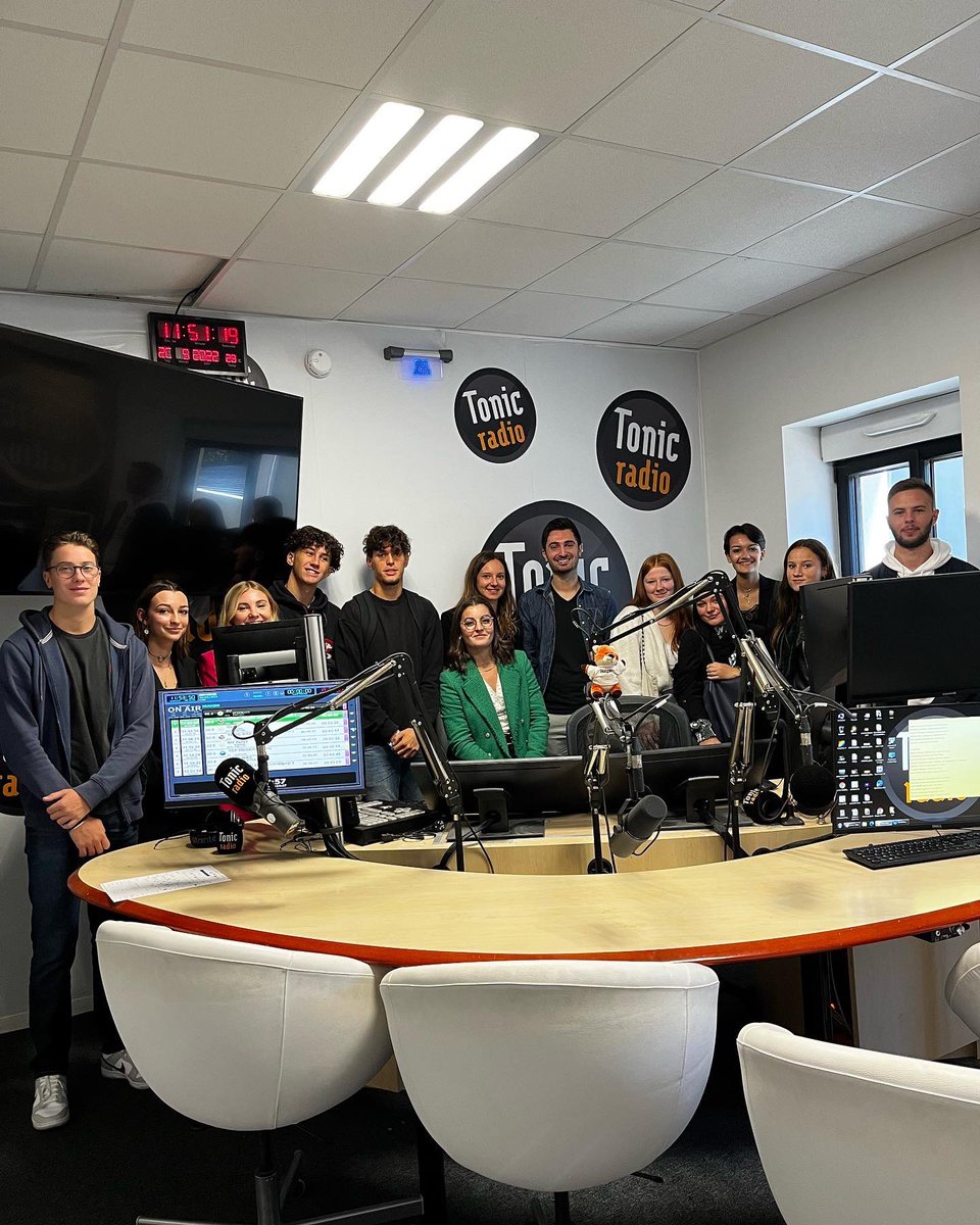 agathe_jacquot's tweet photo. Nous avons pu visiter @tonic_radio, avec Cécilia Bourbon, Davy Croix et Marine Criado.
Cette visite nous a permis de découvrir l’envers du décor de cet univers 📻
Un grand merci à eux pour leurs sourires chaleureux et leurs temps !
@iscpaLyon #tourEmedia2022 #G4 #lyon #teamiscpa https://t.co/2XCkkPeauJ