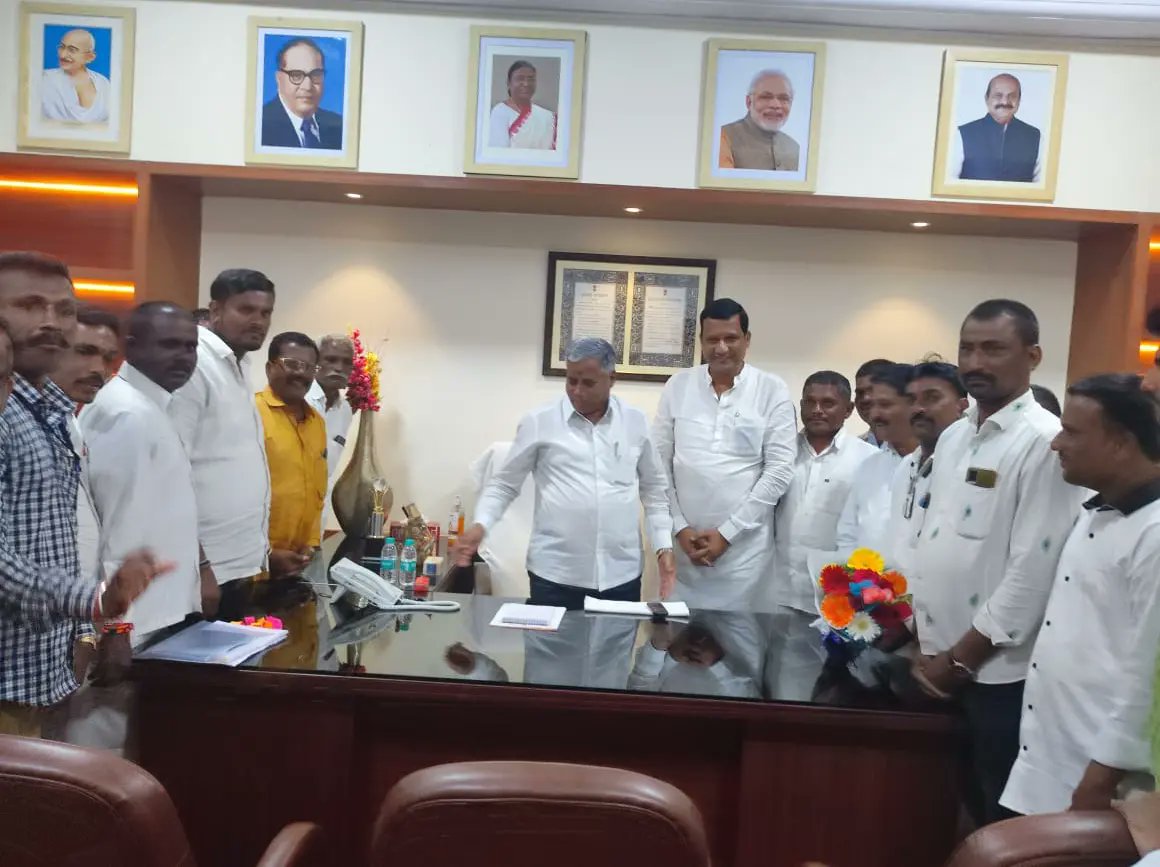 DSP4BJP's tweet photo. ಇಂದು ವಿಧಾನ ಸೌಧದಲ್ಲಿರುವ ವಸತಿ ಸಚಿವರಾದ ಶ್ರೀ ವಿ. ಸೋಮಣ್ಣನವರ ಕಛೇರಿಯಲ್ಲಿ ಭೇಟಿ ಮಾಡಿ ಹುಮನಾಬಾದ ವಿಧಾನ ಸಭಾ ಮತ ಕ್ಷೇತ್ರದ ಖೇರ್ಡಾ ಬಿ ಗ್ರಾಮ ಪಂಚಾಯತ  ಹಾಗೂ ಕಲ್ಲೂರು ಗ್ರಾಮ ಪಂಚಾಯತಿಗೆ ಹೆಚ್ಚಿನ ಮನೆಗಳ‌ ನಿರ್ಮಾಣಕ್ಕೆ ಮಂಜೂರಾತಿ ಮಾಡಿಕೊಡಲು ಮನವಿ ಸಲ್ಲಿಸಲಾಯಿತು.

#Drsiddupatilhumanabad https://t.co/BF4E5ciRmW