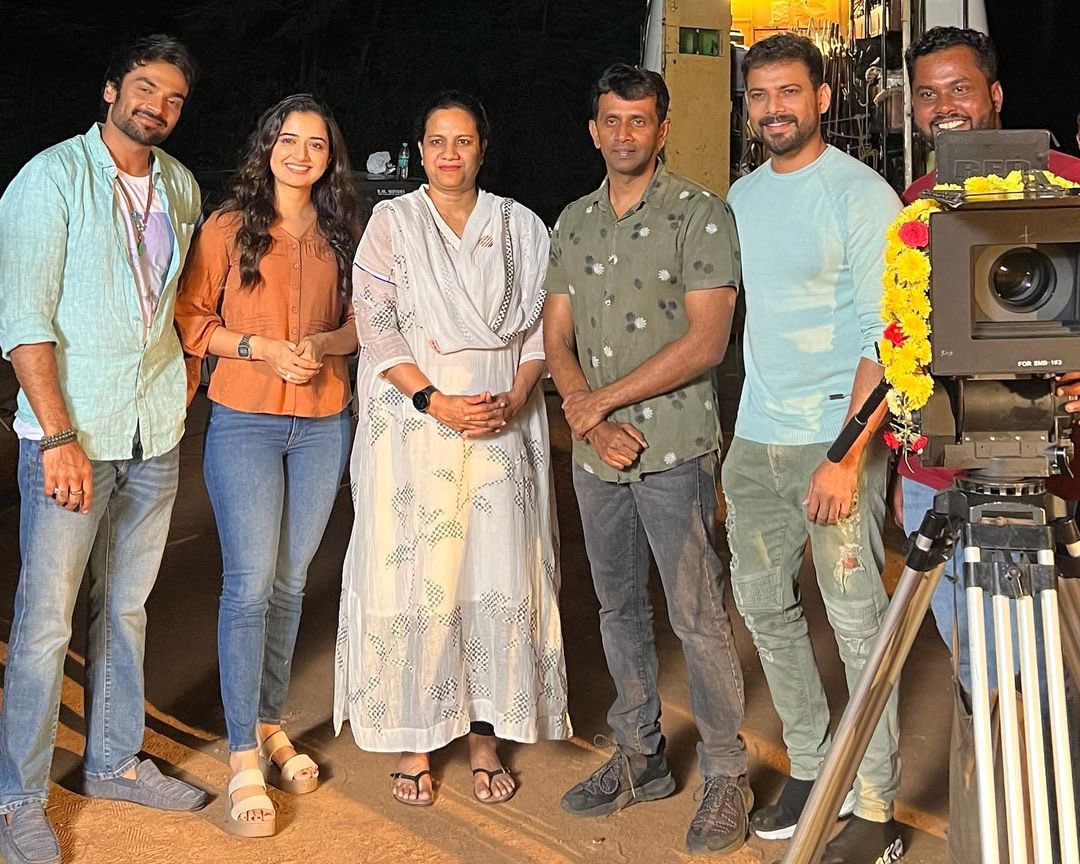 NamCinema's tweet photo. ನಮ್ಮ ಅಪ್ಪು ಸರ್ ಕಥೆ ಕೇಳಿ ಮೆಚ್ಚಿದ್ದ, ಅಶ್ವಿನಿ ಮೇಡಂ ಸಬಲ ನಿರ್ಮಾಣ ನಿರ್ವಹಣೆಯಲ್ಲಿ ತಯಾರಾಗಿರೋ ಆಶಿಕಾ ರಂಗನಾಥ್, ಪ್ರವೀಣ್ ತೇಜ್ ಅಭಿನಯದ #ಓ2 (#O2) ಚಿತ್ರೀಕರಣ ಪೂರ್ಣಗೊಂಡಿದೆ 😊

#NamCinema #O2Movie #O2TheFilm #AppuLivesOn #PRKProductions #PuneethRajKumar #Appu #AppuSir #AshikaRanganath #Kannada https://t.co/rbhe1AsAQj