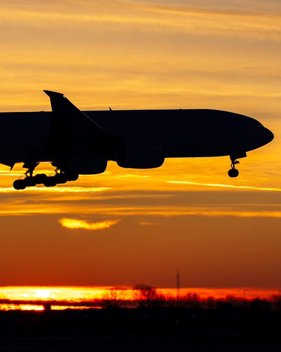 NLPiloten's tweet photo. Landing bij zonsondergang.
Fotograaf: Daan van der Heijden

#nlpiloten #piloten #pilots #airline #captain #copilot #aviation #avgeek https://t.co/hLS7yZWKvG