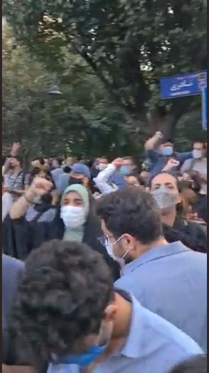 hediyeham's tweet photo. @GlShmym @Sahel_1532 @PezhmanDoosti تو همین اعتراضات کلی خانوم چادری کنار بقیه داره شعار میده، توروخدا بی کنید این سناریوهای خنده دار و نخ نمارو.
تو دین انسانیت دختر مردمو میکشن، یه رهگذر ساده رو میکشن. بچه‌های مردمو تو بازداشتگاهها میکشن. این  دین انسانیته https://t.co/VcHiaqg5if