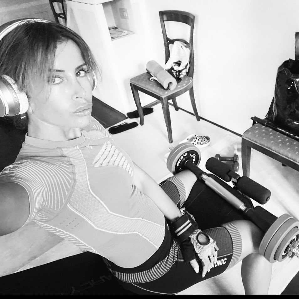 tizianafait's tweet photo. #supertraining #me #photooftheday #selfie #tizianafait #faitstyle #faitpower #motorinrosa #teneteimotoriaccesi https://t.co/3aAbZSs25I