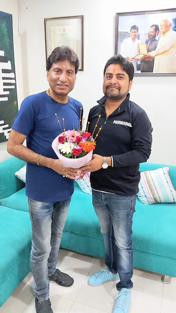 mukeshkr1001's tweet photo. एक अनेखा कलाकार जो हमेशा मिट्टी से जुड़कर काम करते थे एवं असल मे जिंदगी का फलसफा सीखाने बाले,  सदैव हसने हँसाने वाले महान कलाकार  हमें रुला कर चल दिये। 
You will be missed forever Raju bhaiya😢

    Personal Loss # अश्रुपूर्ण श्रद्धांजली 🙏💐🙏 https://t.co/VyadcYSu2J