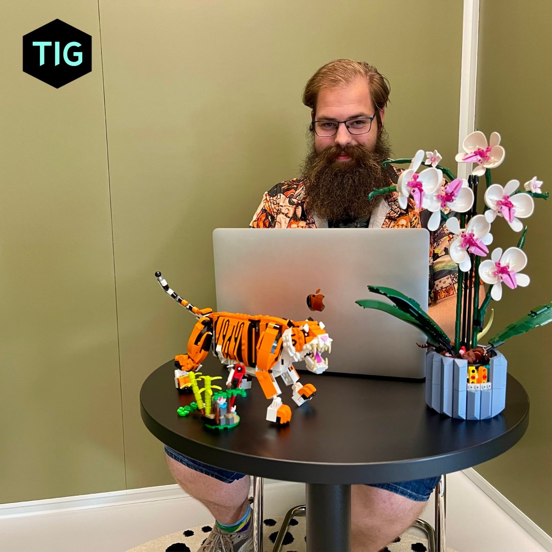 tig_nl's tweet photo. Een tijger, een bonsai boompje en een orchidee van lego. Ons kantoor staat er vol mee. Je kunt wel stellen dat lego een thema is bij ons op kantoor. Lego jij mee op de volgende lego-night? 🐅 https://t.co/wFJ0u9PjAh