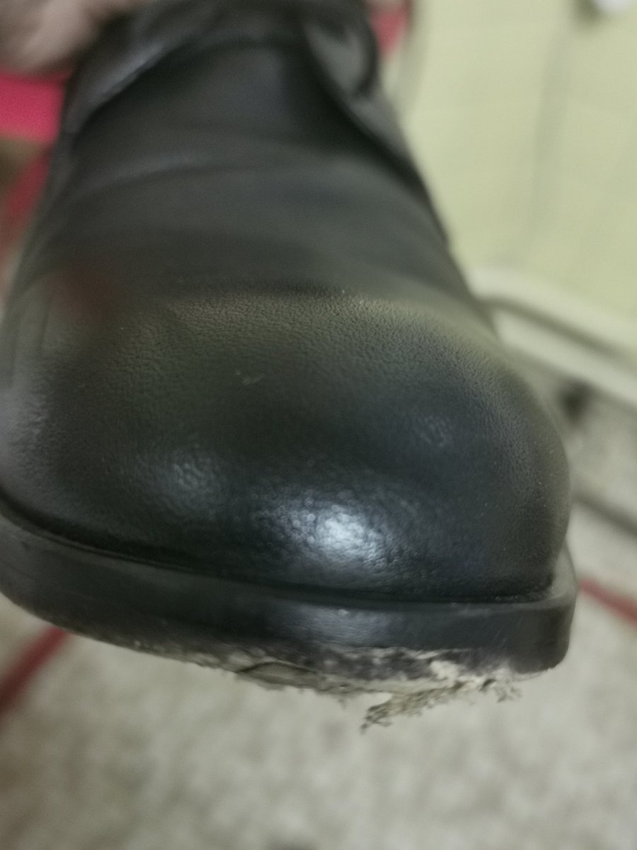 ZzBacha's tweet photo. @celio Pas normal  que 5 semaines après avoir fait 1 réclamation, ce ne soit pas résolu ! Pas normal de vendre des chaussures qui sont de si mauvaise qualité, qu'au bout de 2 jours elles soient ainsi ! https://t.co/Podx8GIXDN