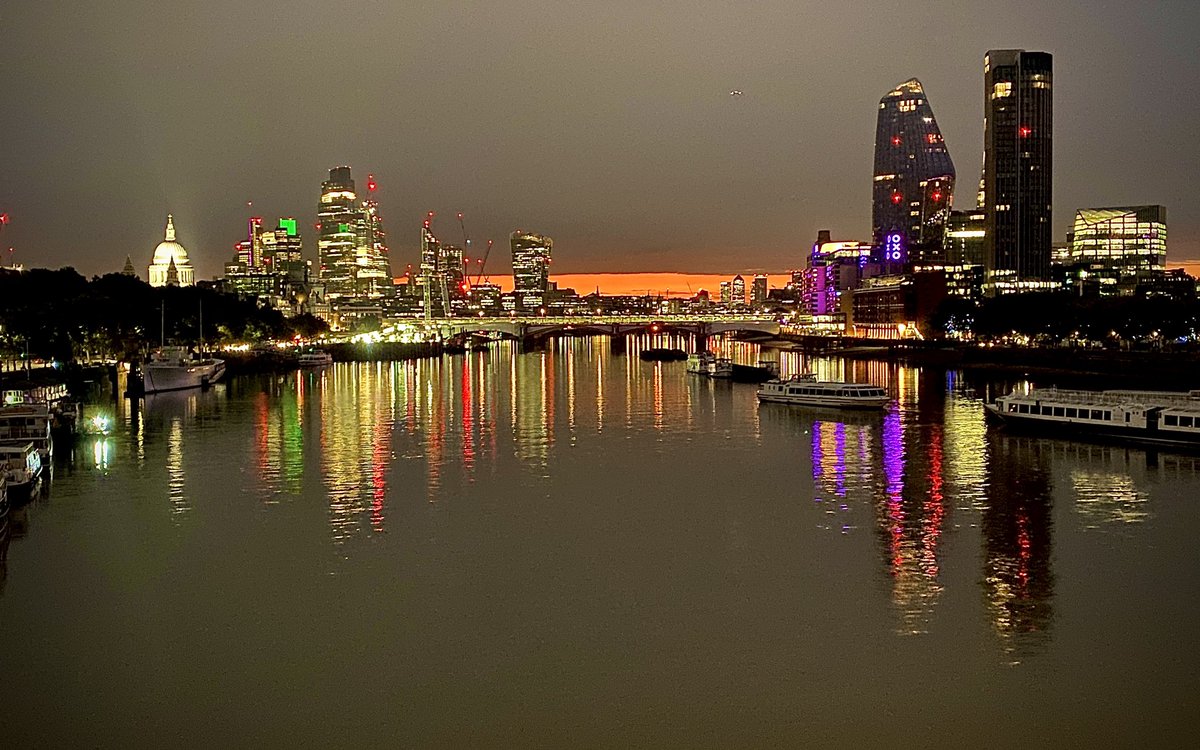 JakeMooreUK's tweet photo. London at dawn is stunning! #Londawn https://t.co/qPBEk36F9i
