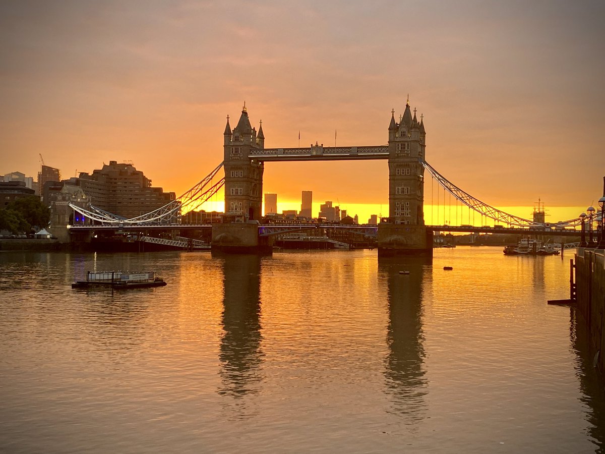 JakeMooreUK's tweet photo. London at dawn is stunning! #Londawn https://t.co/qPBEk36F9i