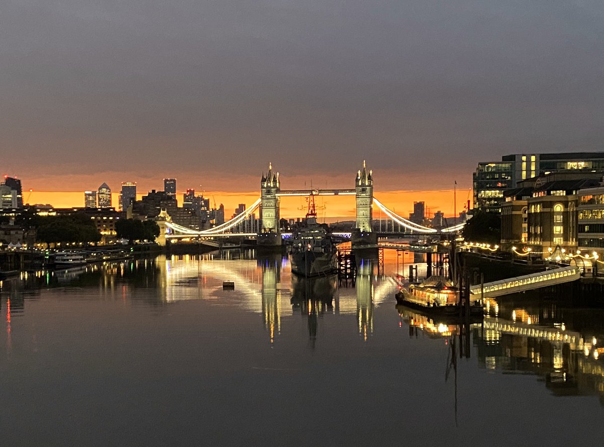 JakeMooreUK's tweet photo. London at dawn is stunning! #Londawn https://t.co/qPBEk36F9i