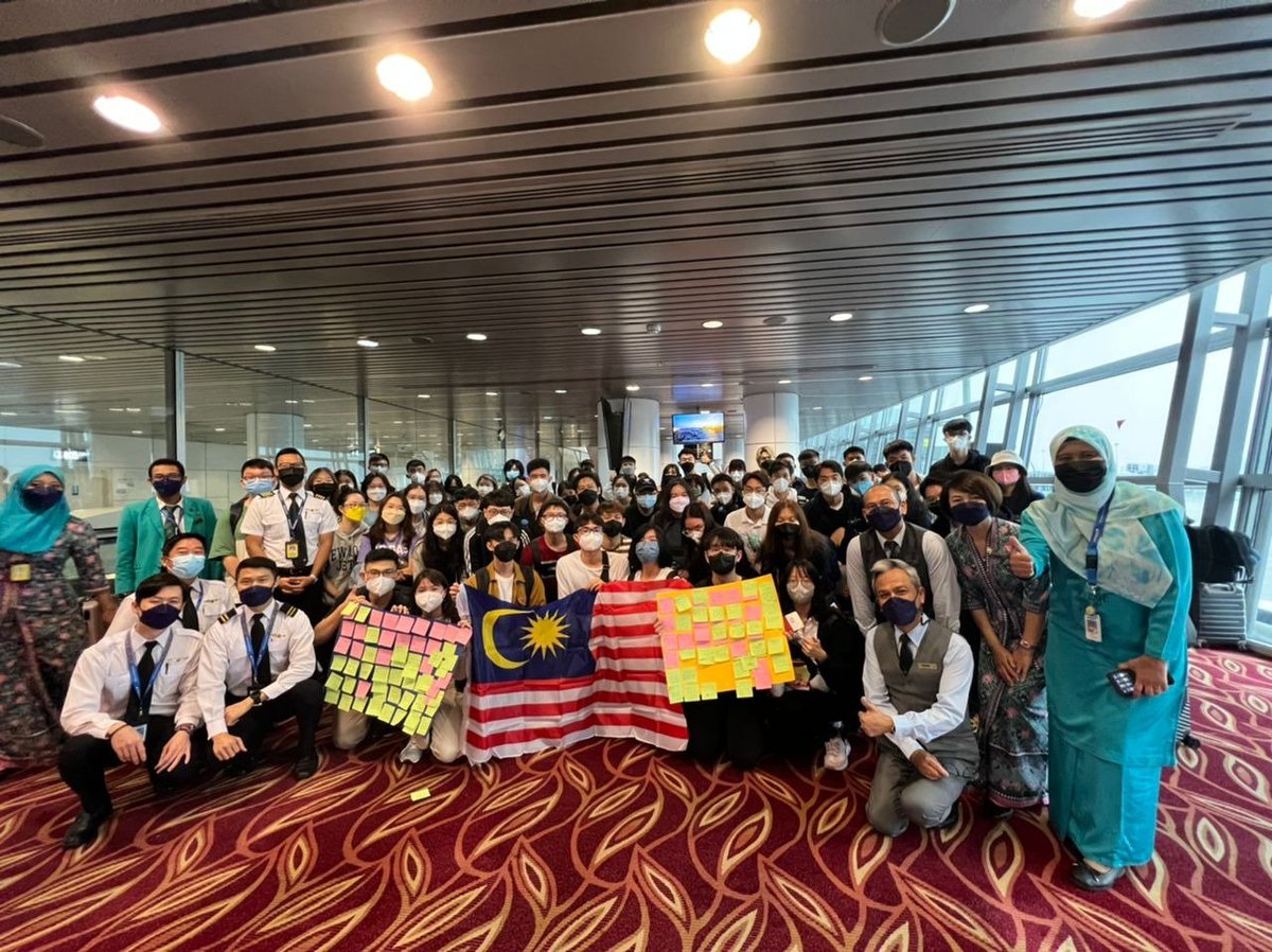 msiabacktochina's tweet photo. All smiles from our Malaysian students and Malaysia Airlines crew flying to China today 🇲🇾
✈️ Safe flight! Safe journey back to school 🍀
MH Charter by @mofamalaysia @MAS 
#TerimaKasihWP_MAS
#takeUsBacktoChina
#takeUsBacktoSchool https://t.co/ZrLkZBvNAl
