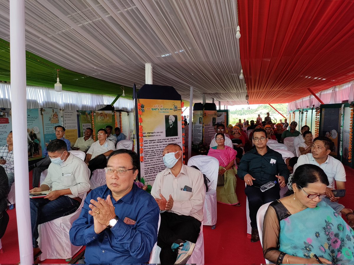 PIBImphal's tweet photo. Shri B Narayanan, Director General (NEZ) delivers his speech at the first-ever floating Photo Exhibition at Loktak Lake (Sendra) organised by Central Bureau of Communication Regional Office, Imphal.

#AmritMahotsav
#8YearsOfReforms https://t.co/LEordXrsIC
