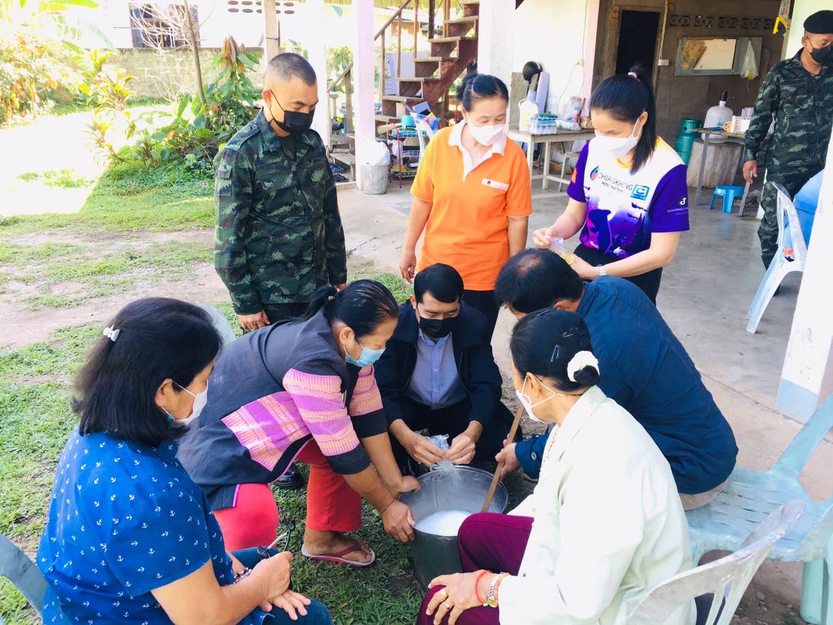 cav3regt's tweet photo. "อยู่อย่างพอเพียง"
ชป.กร. 314 กกล.ผาเมือง ร่วมกับ กศน. อ.เชียงของ  จัดกิจกรรม "อยู่อย่างพอเพียง" โดยแนะนำ การทำน้ำยาล้างจาน ให้กับกลุ่มผู้สูงอายุ บ้านหาดไคร้ เพื่อลดรายจ่ายในครัวเรือน และให้ผู้สูงอายุในชุมชนได้มีกิจกรรมร่วมกัน ณ บ.หาดไคร้ หมู่ 7 ต.เวียง อ.เชียงของ จว.ช.ร. https://t.co/qEglZfGZQ9
