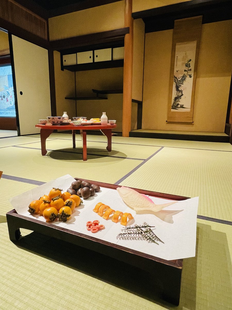 ngs_rekibun's tweet photo. After a 3 day closure, we are back to regular opening hours, 8:30-19:00. 
From today, the Machiya corner displays food traditionally eaten during #Kunchi, the great #festival of Suwa Shrine. Look at those chestnuts and persimmons! Can you already feel the #autumn in the air? 🍂🌰 https://t.co/INcRZJ90DE