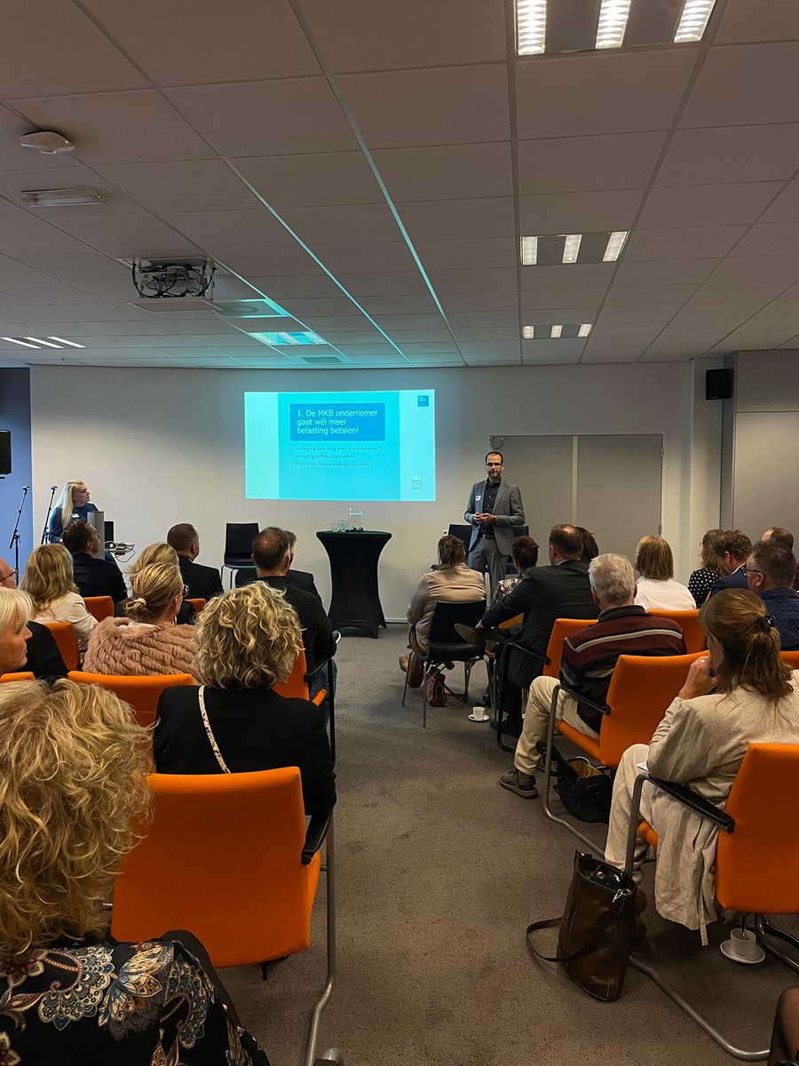VNONCWOostland's tweet photo. Dagvoorzitter Norma Drost en Judith Littel (Promax IT) zijn begonnen met het programma van vanochtend. 

Gevolgd door Danny Ruigrok (Bloemendaal Ruigrok) die ons meeneemt in de financiële impact van de Miljoenennota. 

#MO22 #miljoenenontbijt #ondernemenvoorNL #miljoenennota https://t.co/mYzAnV19HV