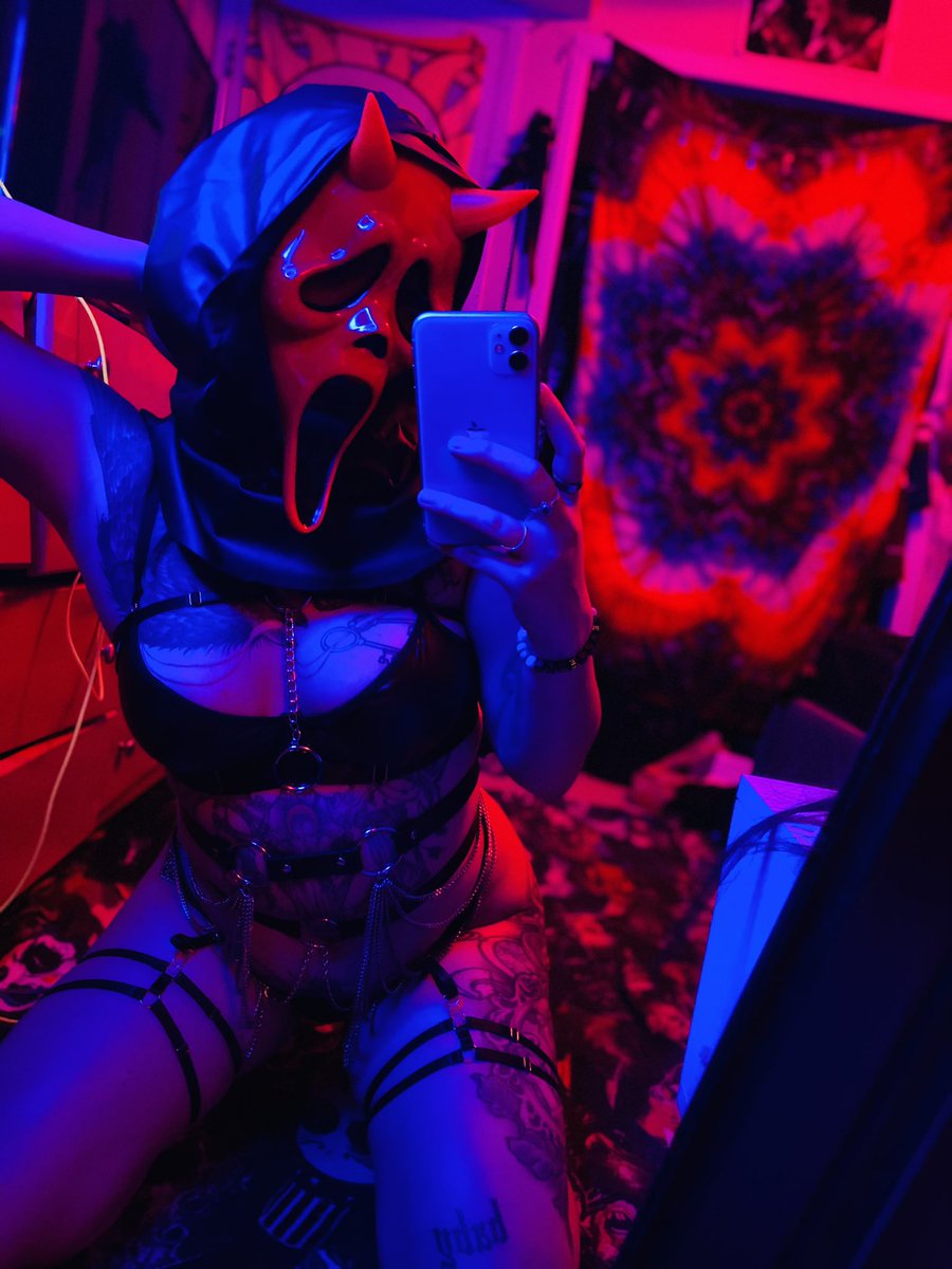 DevynPosadas's tweet image. onlyfans.com/divine_raven666