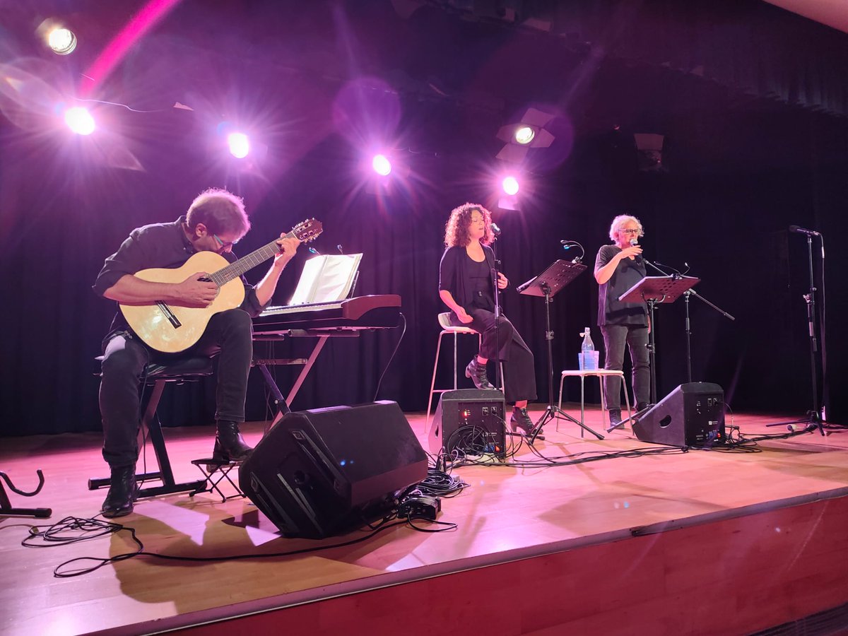 MaleidesGuerres's tweet photo. Moltes Gràcies gent de Vilassar de Mar que ahir vau venir a sentir amb nosaltres 💜🌹✊ #VilassardeMar #Música #Poesia #Pau #Paraula #AulesextensióUniversitària #AulaextensióUniversitària https://t.co/RVv5vs68sa