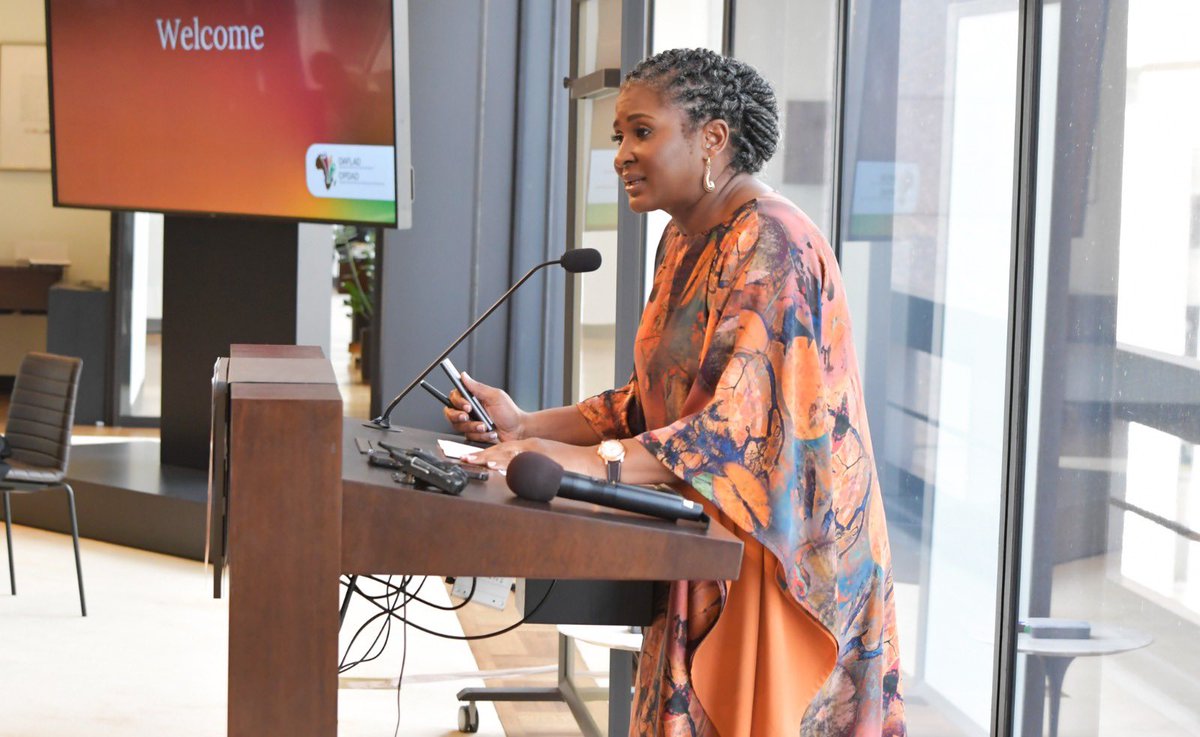 Sylviabongo's tweet photo. Un véritable plaisir d'échanger avec mes soeurs africaines lors du déjeuner de travail de l'@OAFLAD sur nos priorités stratégiques pour les 2 prochaines années afin de faire de l'organisation en acteur majeur du développement du continent. 
#Gabon #UNGA #OAFLAD https://t.co/IYWBZJUeGQ