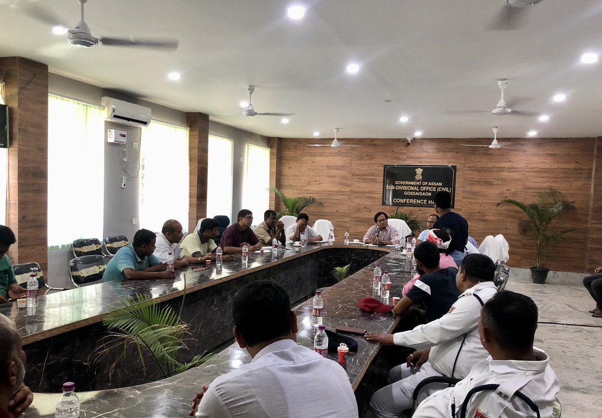 SDO_CGossaigaon's tweet photo. A meeting with Presidents &amp;Secys of e-rickshaw Associations&amp;IRIS Auto Association to discuss on the issues related to safety measures for plying of e-rickshaws was chaired by Shri @mridul_boro,i/c SDO(C),Gsn. It was attended by Chairman&amp;EO,GMB, EO, Gsn among others. @dckokrajhar https://t.co/5GZhU8wagb