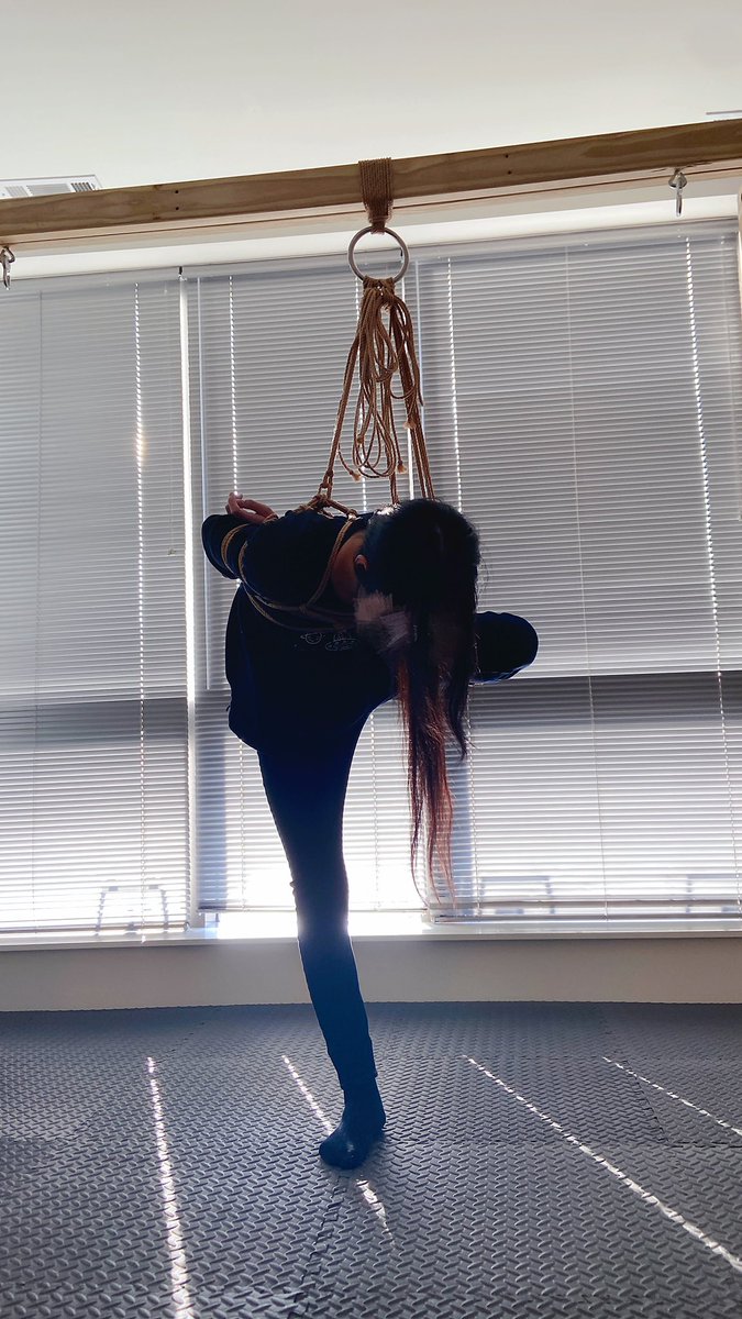Ethan_tie's tweet photo. 午后的大捆特捆，想上上不去，想下下不来的姿势
        绳缚：我自己
        模特：@VioletinViolent 
        摄影：@luxian_shibari https://t.co/mHD2s4Fw3U