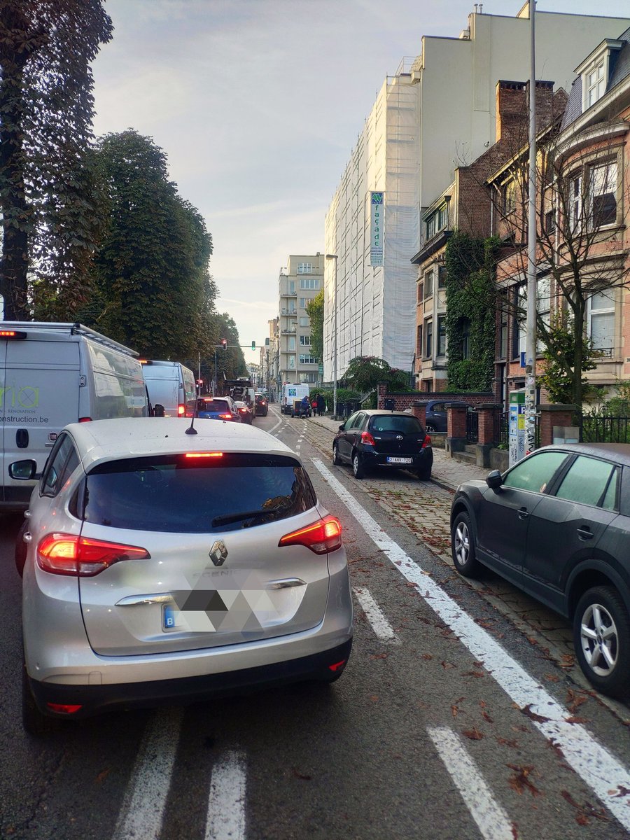 Jan_Szcz's tweet photo. The sad😓 morning reality of non-segregated cycle 🚲lanes of #Brussels #1190BE #AvAlbert https://t.co/ViOaeVE9Ru
