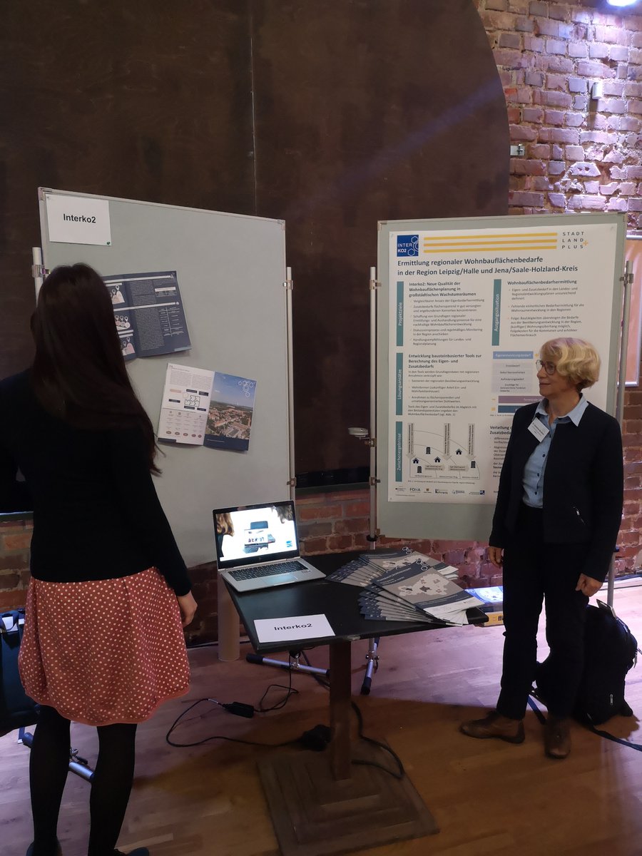 Leibniz_IfL's tweet photo. Impressionen von der Statuskonferenz der @BMBF_Bund-Fördermaßnahme @StadtLandPlus vorgestern in #Leipzig! An unserem Infostand präsentierte die #IfL-Wissenschaftlerin Annedore Bergfeld Zwischenergebnisse aus dem #Interko2-Projekt (Fotos: Anna Dunkl).
#SLP22 https://t.co/yAZvrfOonE