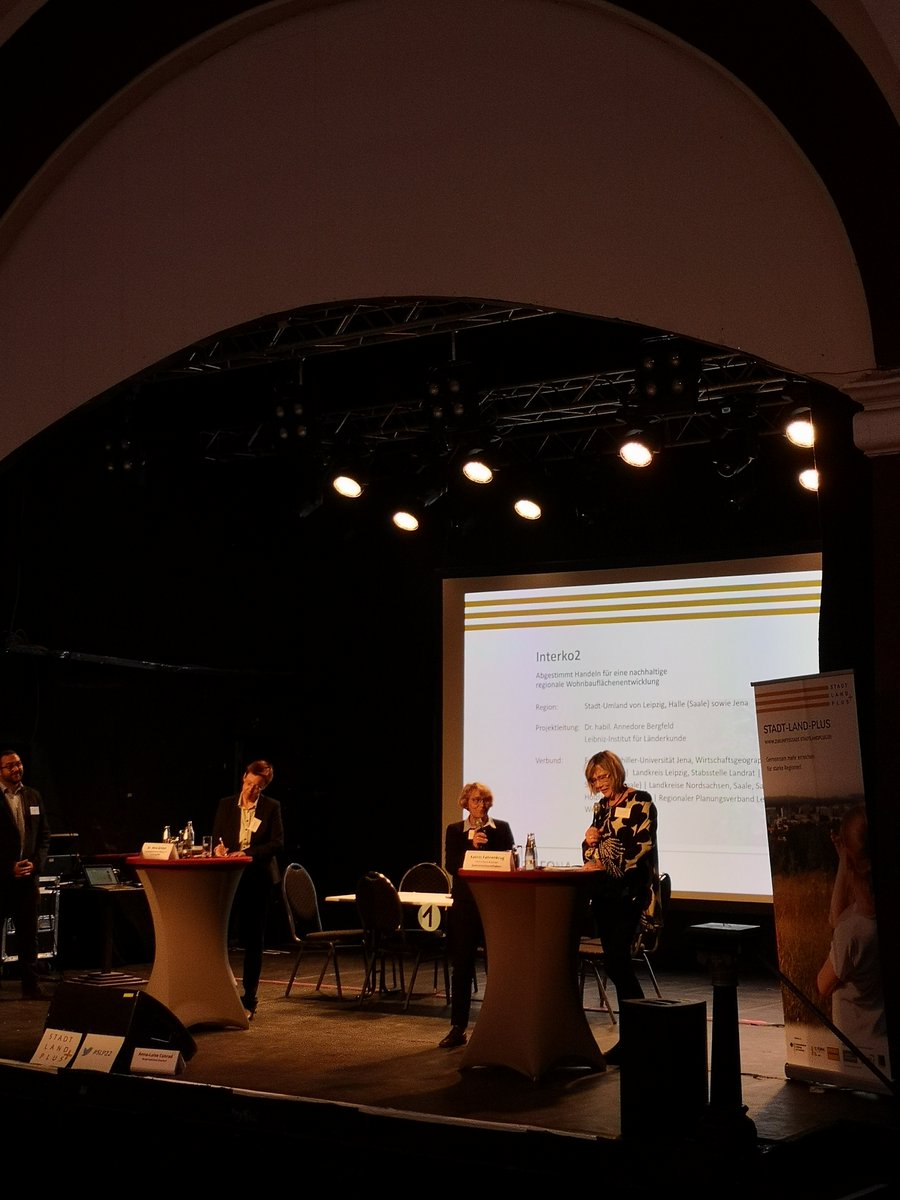 Leibniz_IfL's tweet photo. Impressionen von der Statuskonferenz der @BMBF_Bund-Fördermaßnahme @StadtLandPlus vorgestern in #Leipzig! An unserem Infostand präsentierte die #IfL-Wissenschaftlerin Annedore Bergfeld Zwischenergebnisse aus dem #Interko2-Projekt (Fotos: Anna Dunkl).
#SLP22 https://t.co/yAZvrfOonE