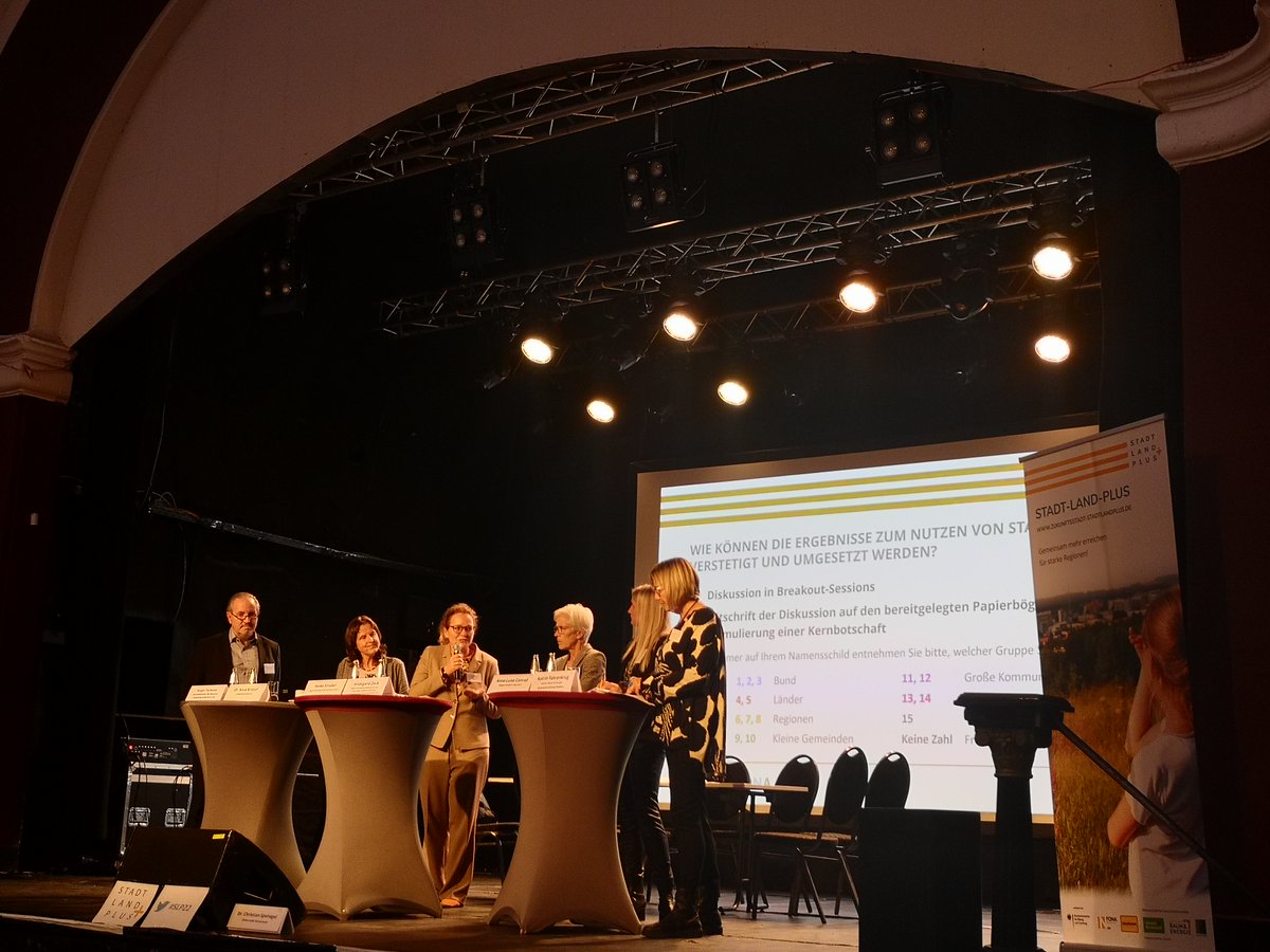 Leibniz_IfL's tweet photo. Impressionen von der Statuskonferenz der @BMBF_Bund-Fördermaßnahme @StadtLandPlus vorgestern in #Leipzig! An unserem Infostand präsentierte die #IfL-Wissenschaftlerin Annedore Bergfeld Zwischenergebnisse aus dem #Interko2-Projekt (Fotos: Anna Dunkl).
#SLP22 https://t.co/yAZvrfOonE