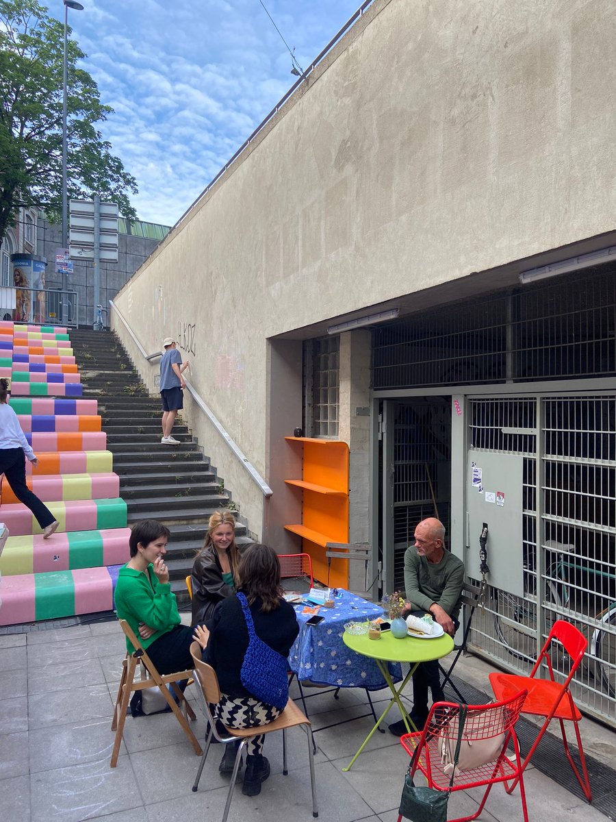 RWTH's tweet photo. #Studierende des #RWTH-Lehrstuhl f. Gebäudelehre haben aus der Unterführung am #Bushof eine Veranstaltungs-Location gemacht. 👍 Im "Stadtsaal" finden Flohmärkte, Sportturniere, Workshops, Partys u.v.m. statt. Und demnächst auch Mozartkonzerte 🎶😀:
➡️https://t.co/AwtLyDxF2G https://t.co/B0zJO39OHX