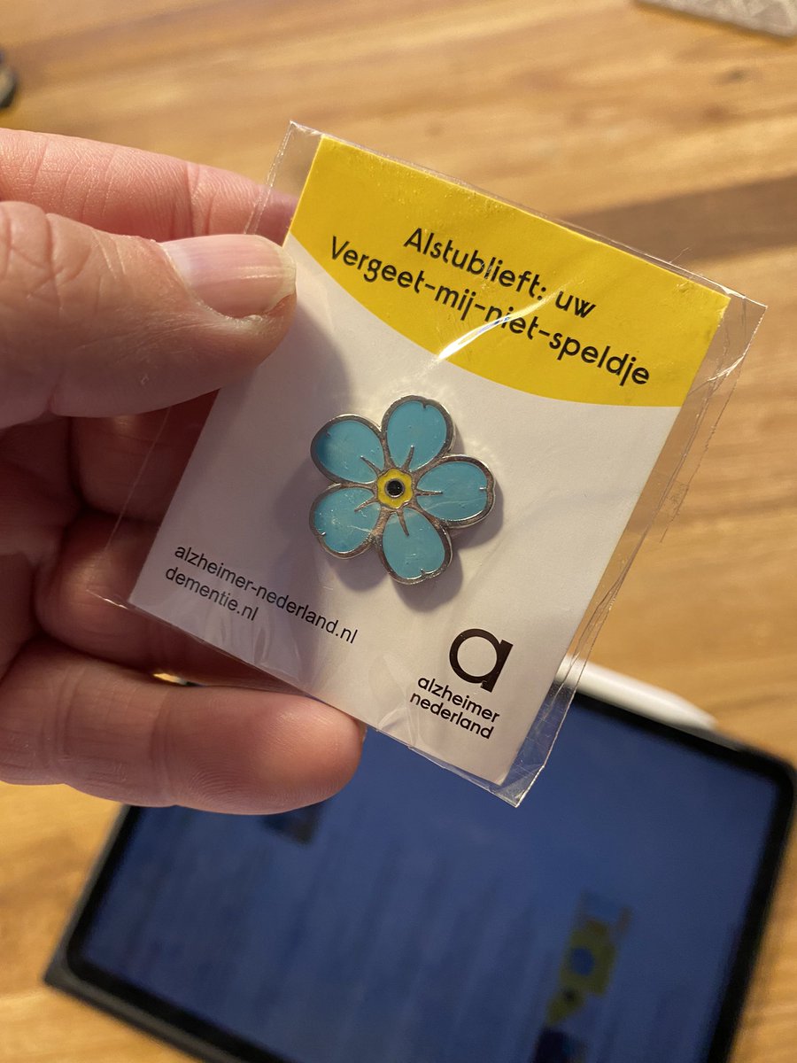 Vandaag is het Wereld #Alzheimer Dag. Netwerk Dementie Drenthe deelde vorige week tijdens de commissievergadering deze vergeet-mij-niet-speldjes uit. Patiënten die lijden aan dementie zullen veel vergeten, wij vergeten deze patiënten, hun naasten en zorgverleners niet.