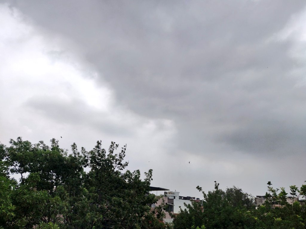 desi_rr's tweet photo. Kya lagta hain baarish aayege hi ya nahi🌧️🌧️☁️☁️

#dillirains https://t.co/XtC0BvA0ex