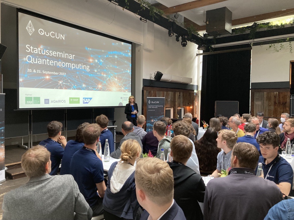 Aktuell treffen sich über 100 Teilnehmende aus insgesamt 16 Projekten zum Statusseminar Quantencomputing. Organisiert wird das Ganze vom Projekt #QuCUN, welches die #Vernetzung der Fachcommunity zum Ziel hat. Die anwesenden Projekte kommen aus dem Bereich der #Quanteninformatik.