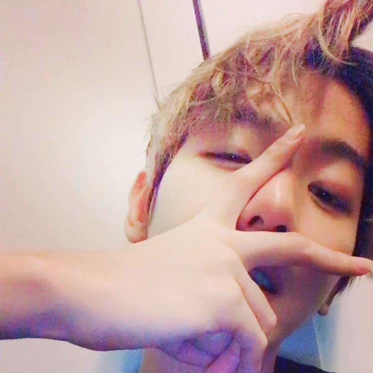 bharchived's tweet photo. [baekhyunee_exo] SELCA ONLY 📸🤳 

2017 https://t.co/3VZgFvTMkA