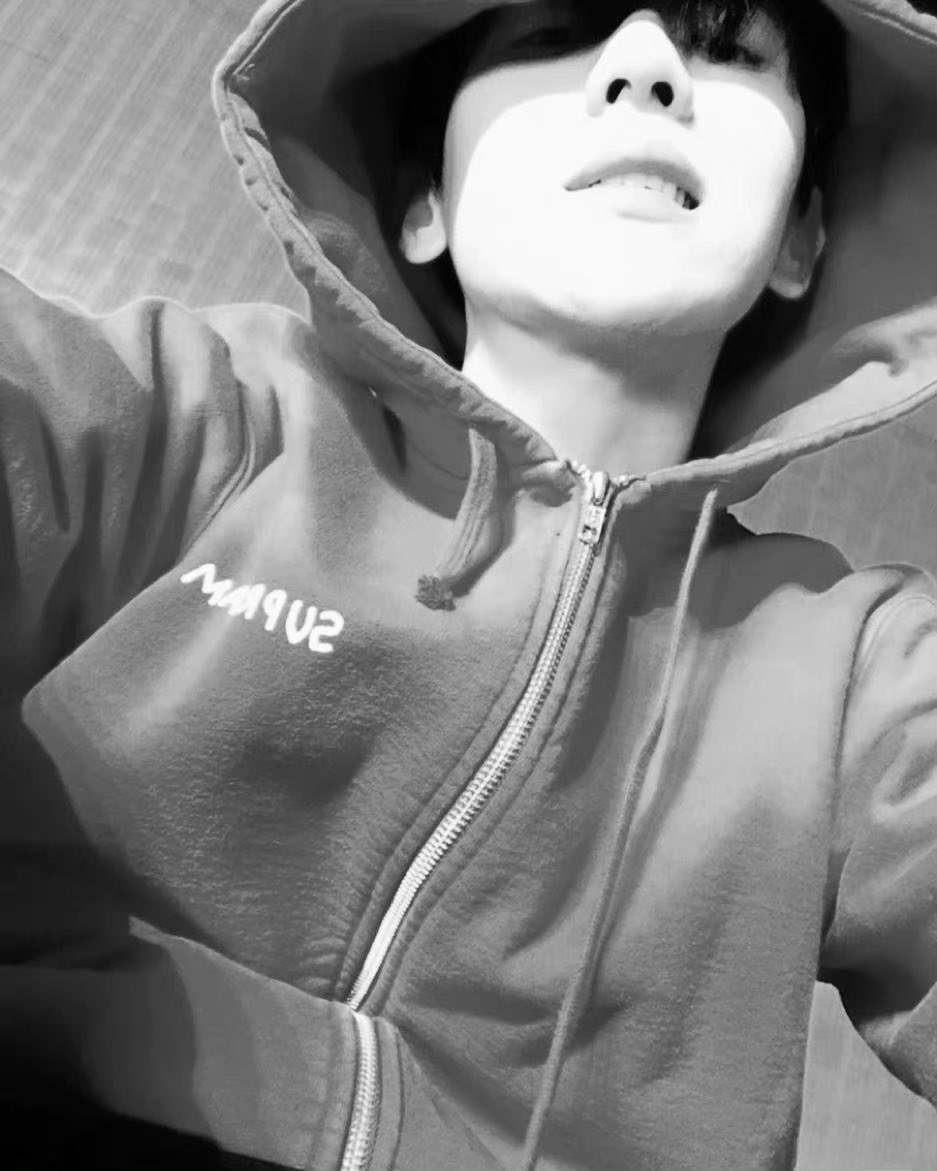 bharchived's tweet photo. [baekhyunee_exo] SELCA ONLY 📸🤳 

2017 https://t.co/3VZgFvTMkA