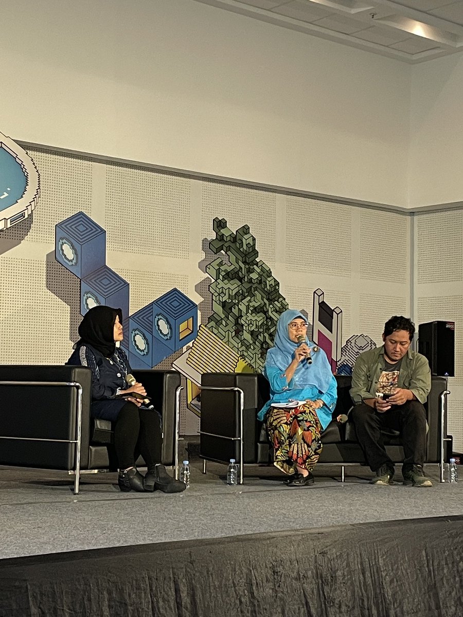 infoFKY's tweet photo. Diskusi Publik kali ini menghadirkan 2 narasumber, yaitu Arsanti Wulandari selaku Dosen Sastra Jawa UGM dan Rendra Agusta selaku Penggiat Komunitas Sraddha. 👥
#FKY #FKY2022 #MerekahRuah #CulturalFestival #WicaraFKY #PerformanceLecture #DiskusiPublik https://t.co/XdQDfeWneJ