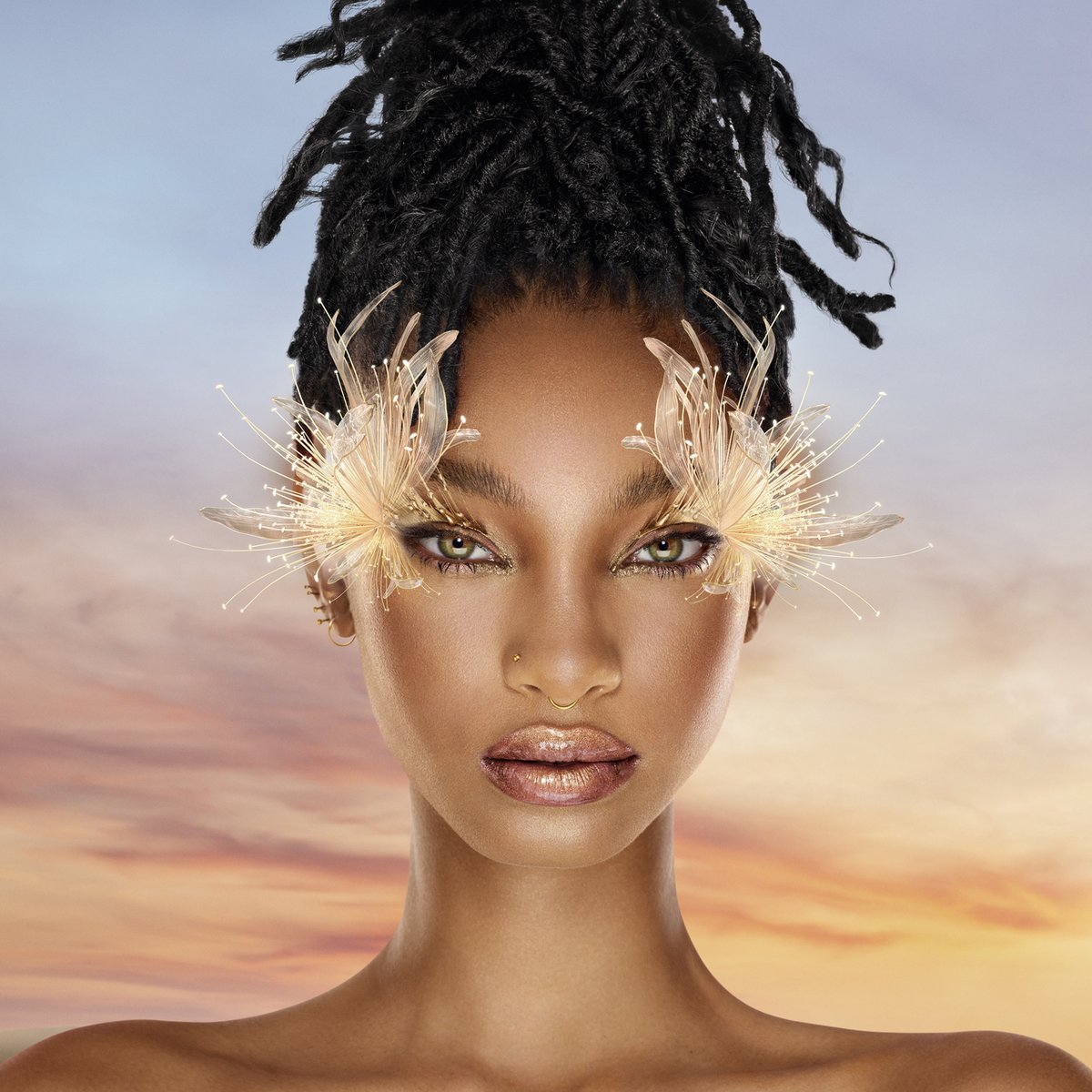 Mujerhoy's tweet photo. [Mujerhoy con @Mugler] 

Revela el límite de lo extraordinario y siéntete como Willow Smith una diosa mística, triunfante y orgullosa #CreateTheExtraordinary #AlienGoddessIntense #Mugler 

https://t.co/pTvlWN6JhL https://t.co/wZrSlETA85