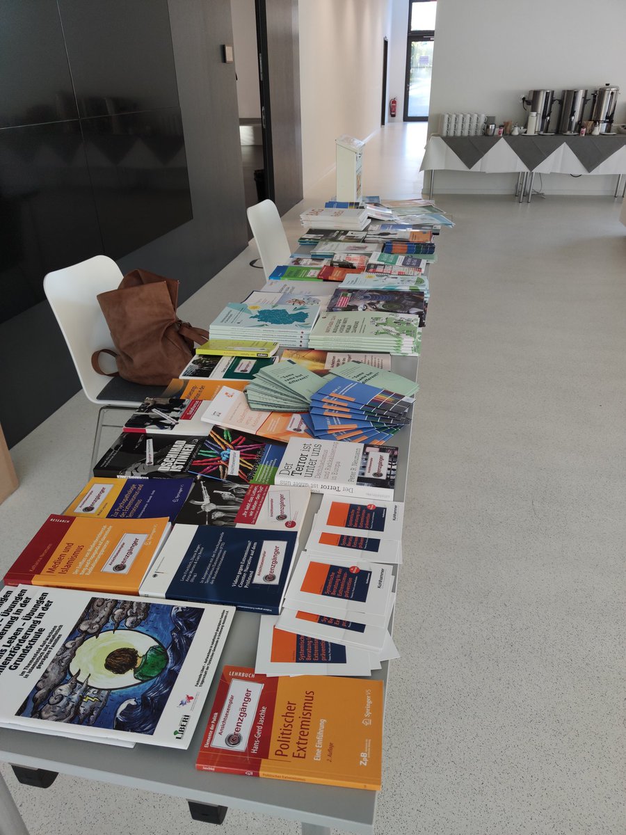 A_Gesing's tweet photo. Die letzten Vorbereitungen sind abgeschlossen, die Teilnehmenden können kommen #systemischedistanzierungsarbeit #10jahregrenzgaenger https://t.co/ectdUyrXKx