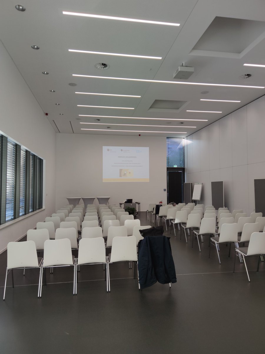 A_Gesing's tweet photo. Die letzten Vorbereitungen sind abgeschlossen, die Teilnehmenden können kommen #systemischedistanzierungsarbeit #10jahregrenzgaenger https://t.co/ectdUyrXKx