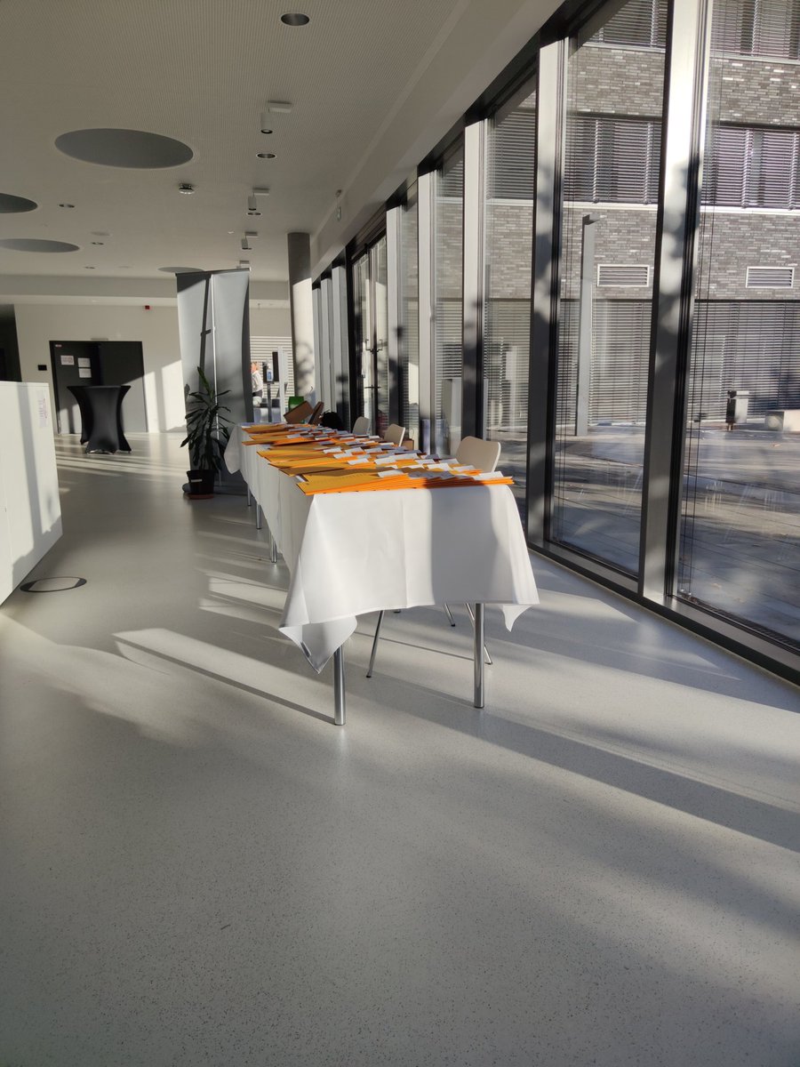 A_Gesing's tweet photo. Die letzten Vorbereitungen sind abgeschlossen, die Teilnehmenden können kommen #systemischedistanzierungsarbeit #10jahregrenzgaenger https://t.co/ectdUyrXKx