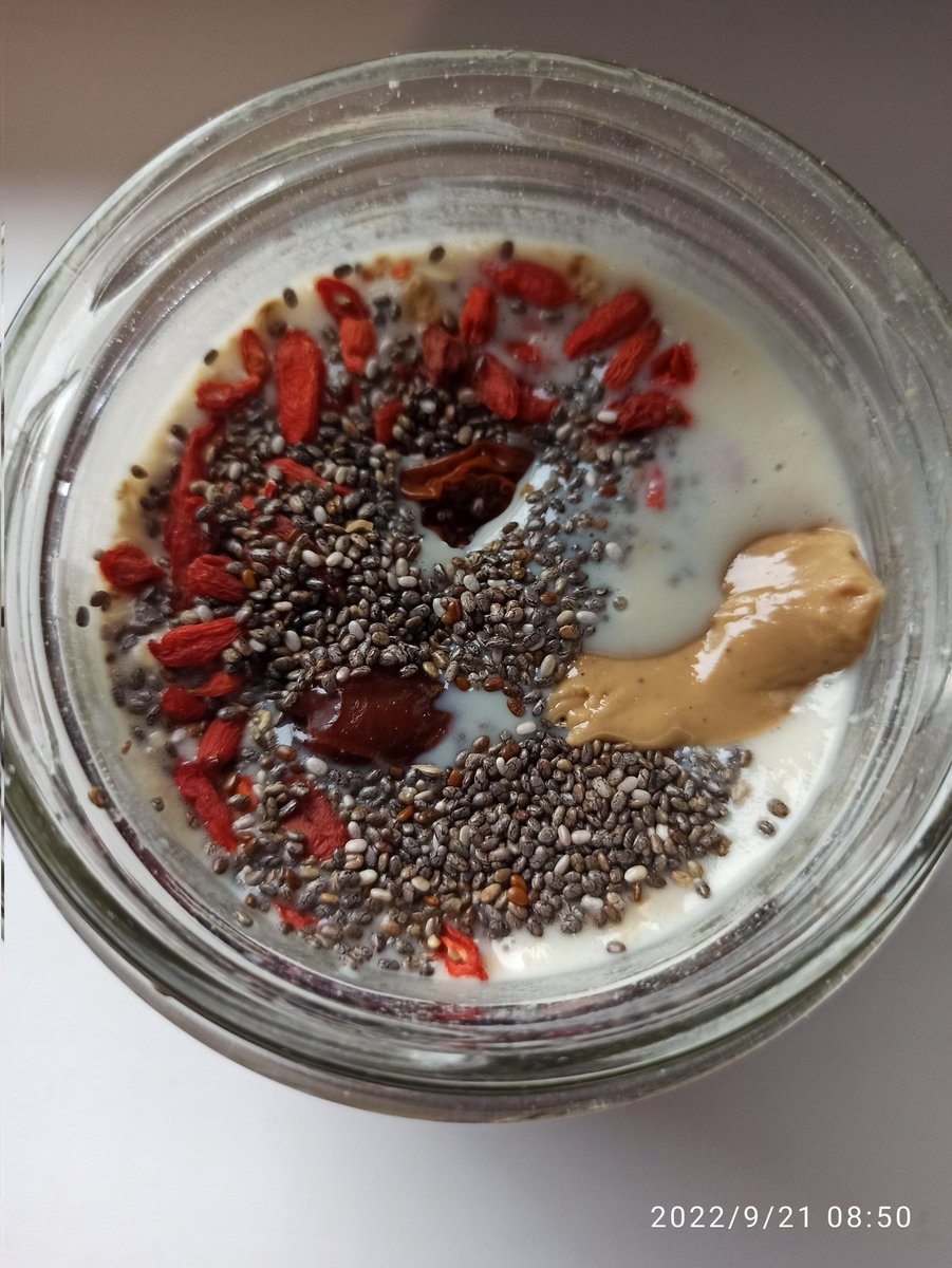 MartaPawowicz1's tweet photo. Nocna owsianka 🥣
Polecam 😋
#płatkiowsiane #mlekomigdałowe #kremznerkowców #chia #morwa #miechunka #goji #daktyle #białkosojowe #niesłodzone https://t.co/eTRO73dL43