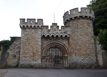 MuseumCromwell's tweet photo. #OnThisDay 21 September 1645 Parliamentary forces commanded by Oliver Cromwell surrounded #Devizes Castle in Wiltshire. After a heavy bombardment the Royalist governor, Sir Charles Lloyd, surrendered the following day. #EnglishCivilWar #17thCentury #OTD https://t.co/UQoQmy2KWR