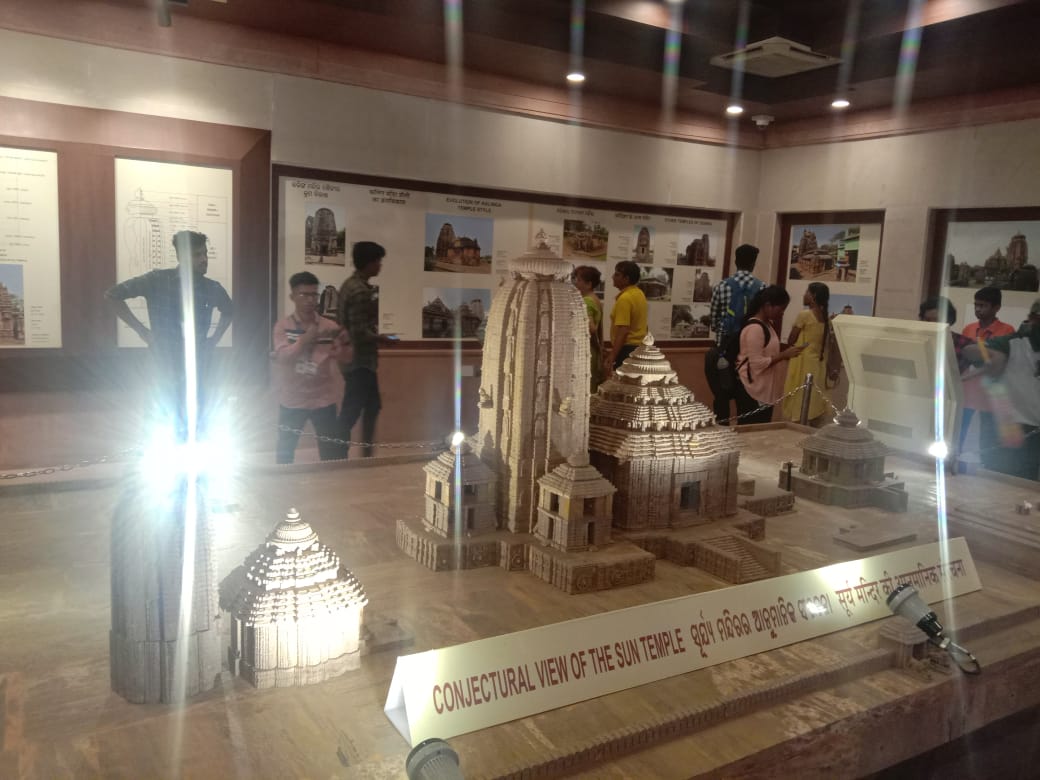 EdCIL_India's tweet photo. #AKAM_EBSBStudentTour Students from #Maharashtra Visited Sun Temple Interpretation Centre, Konark #Odisha developed by IOCL during their 5 days trip under #StudentsExchangeProgramme  #AKAM #EkBharatShreshthaBharat #AzadiKaAmritMahotsav
#EduMinOfIndia #EBSB_Edumin
#EdCIL_Ltd https://t.co/0ZHWjHHnWT