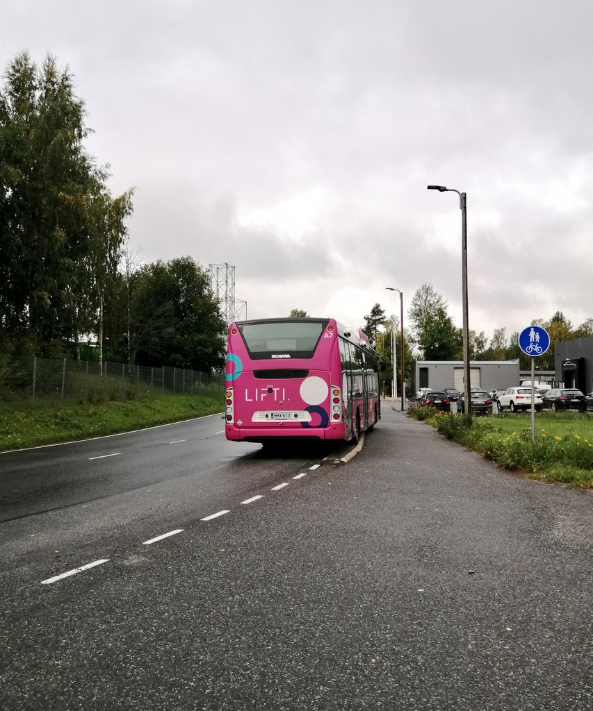 Ujosti vain. Ja vain vähän.

Lifti parkkeerattu melkein kokonaan ajoradan puolelle.

#vaasa #lifti #ujoparkki
#autotAjoradalle
<a href="/VaanOon/">Oon Vaan Töissä</a>