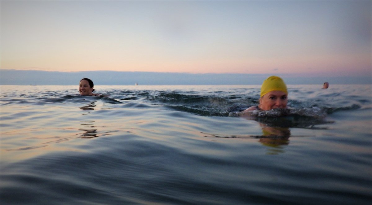 Ravilious's tweet photo. Rather lovely (and a rather large turn-out) @purplepuffin @Torncalf @PirateSuJa #Seaford #SeaSwimming #EarlySwim #DawnRaiders #Wednesday https://t.co/9rTez3rkY9