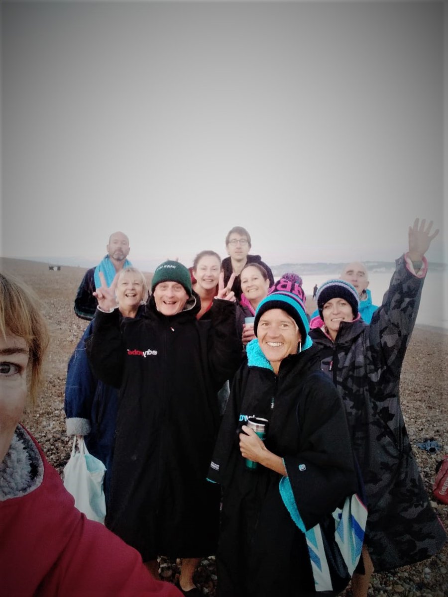 Ravilious's tweet photo. Rather lovely (and a rather large turn-out) @purplepuffin @Torncalf @PirateSuJa #Seaford #SeaSwimming #EarlySwim #DawnRaiders #Wednesday https://t.co/9rTez3rkY9