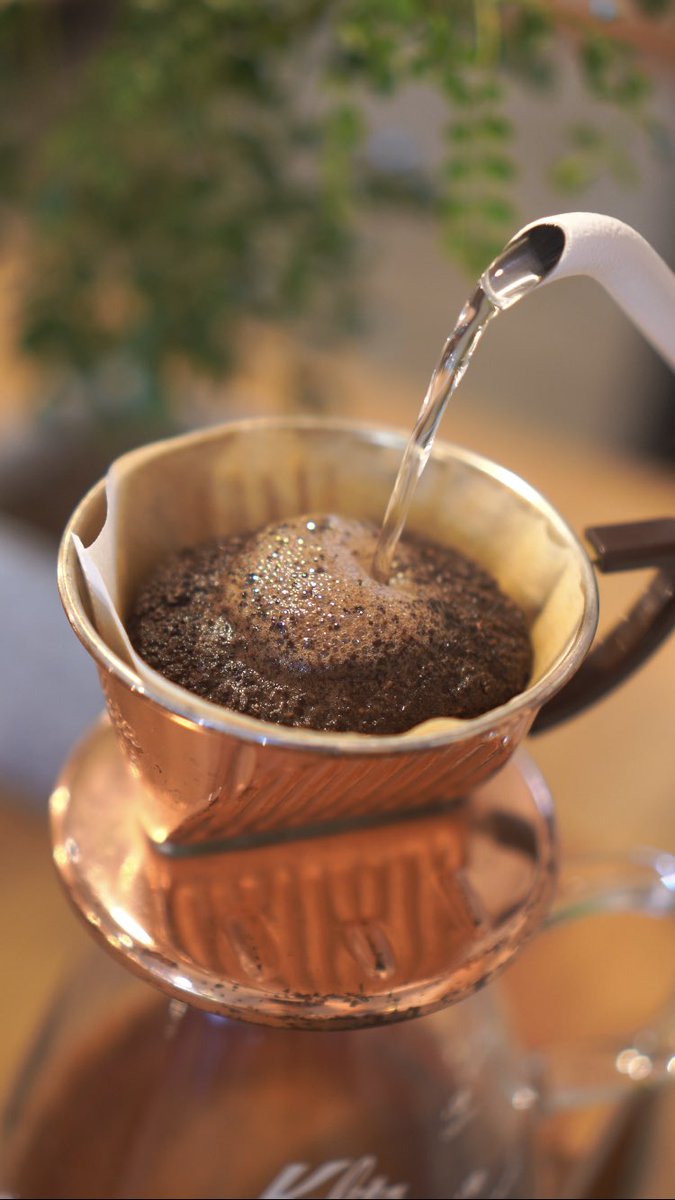 CAFE_KITOHON's tweet photo. 焙煎後新鮮な豆を使用し、オーダーが入ってから挽いたコーヒーからモコモコとした泡が出てきます。

美味しいコーヒーをお供に、木と本でのゆっくりとした時間をお楽しみください☕️
#CAFE木と本 
#ブレンドコーヒー
#カリタ式 https://t.co/XsvsOWJkq7
