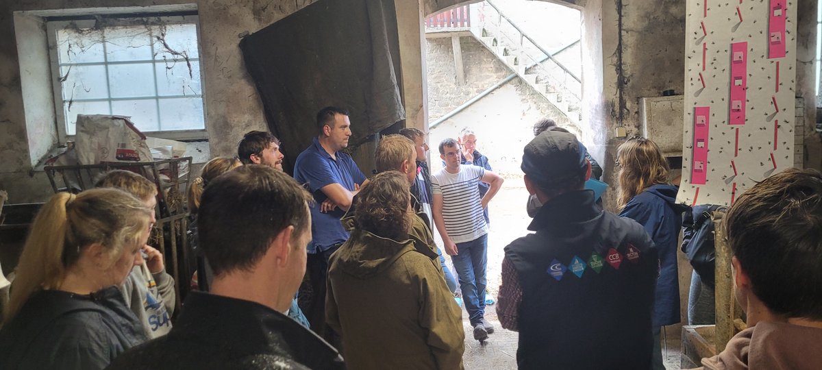 Délégation ABCD dans le Finistère - JOUR DEUX
Grosse journée avec 3 visites de ferme. Passage à Trégarvan le matin dans un élevage intermédiaire avec maïs et herbe puis visites de 2 exploitations bio à Ploéven et Plonévez-Porzay l'après-midi.
